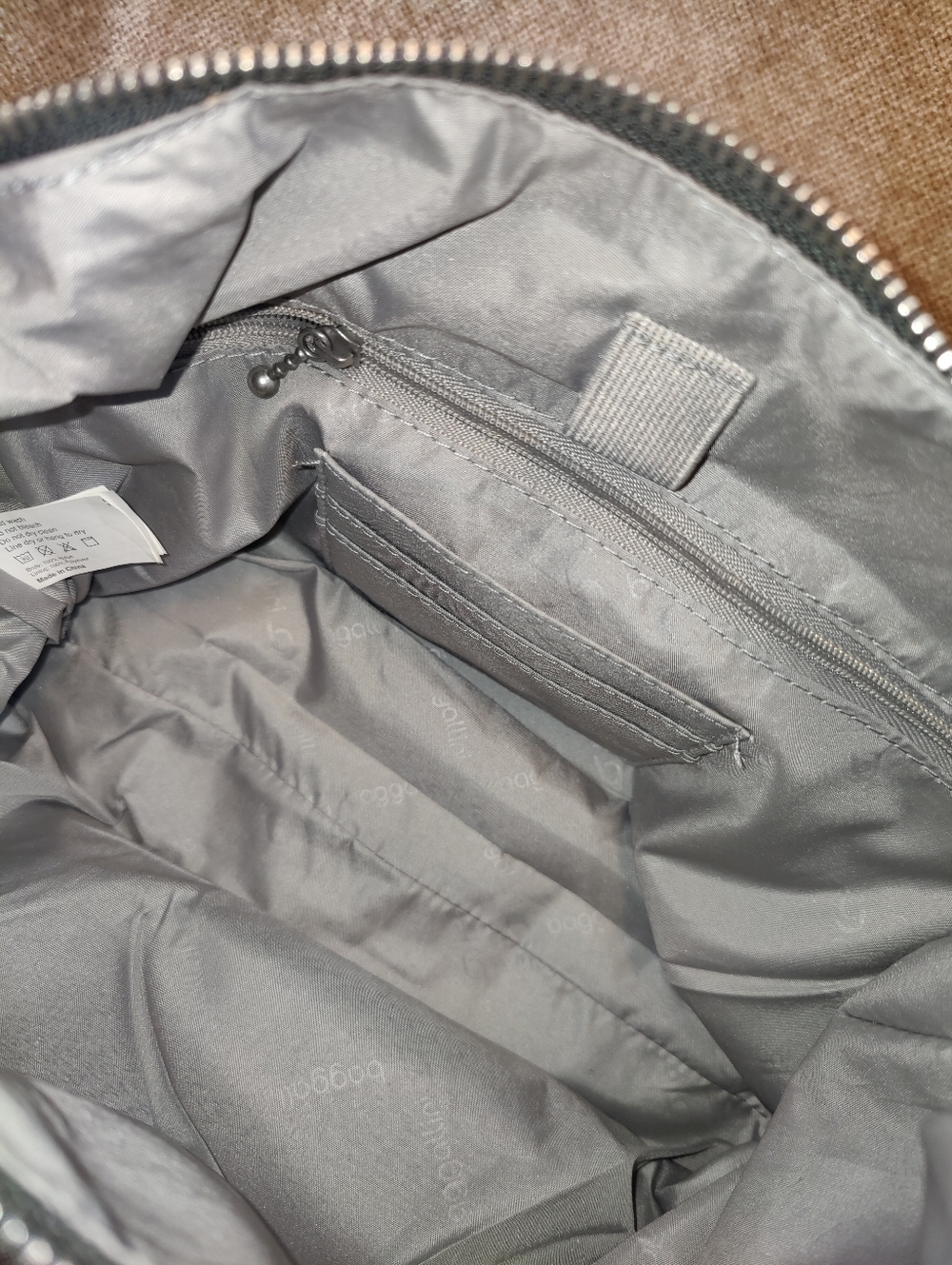 New 🆕 Baggallini Zurich Medium Hobo Crossbody Bag In Cement Grey - Picture 12 of 12